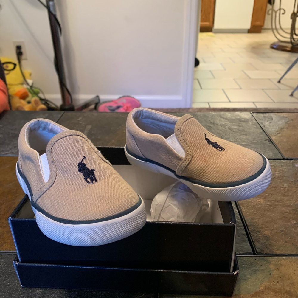 Tennis shoes